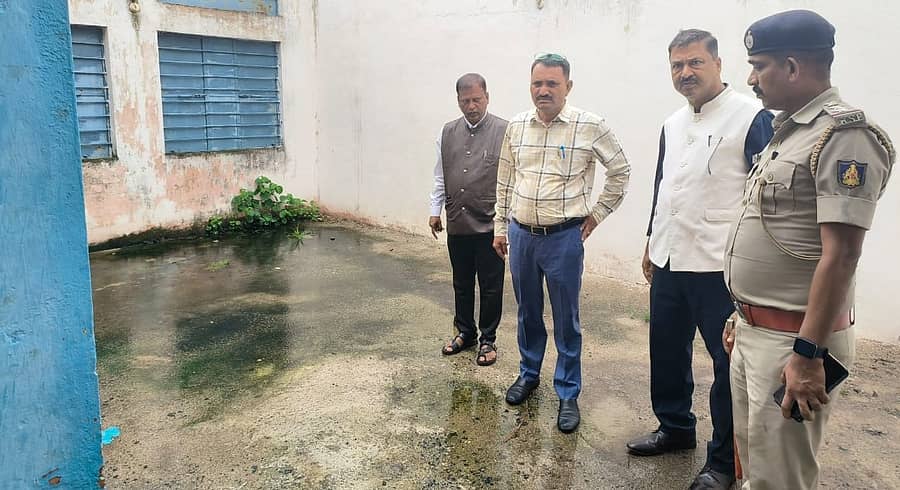 ಔರಾದ್ ತಾಲ್ಲೂಕಿನ ಸಂತಪುರ ಸಮಾಜ ಕಲ್ಯಾಣ ಇಲಾಖೆ ಮೆಟ್ರಿಕ್ ನಂತರದ ವಸತಿ ನಿಲಯಕ್ಕೆ ಲೋಕಾಯುಕ್ತ ಡಿವೈಎಸ್ಪಿ ಎನ್.ಎಂ. ಓಲೇಕಾರ್ ಭೇಟಿ ನೀಡಿ ಪರಿಶೀಲಿಸಿದರು