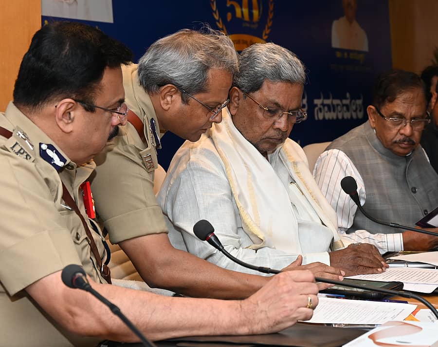 ಪೊಲೀಸ್ ಅಧಿಕಾರಿಗಳ ಸಮಾವೇಶದಲ್ಲಿ ಬೆಂಗಳೂರು ನಗರ ಪೊಲೀಸ್ ಕಮಿಷನರ್ ಬಿ. ದಯಾನಂದ ಅವರು ಮುಖ್ಯಮಂತ್ರಿ ಸಿದ್ದರಾಮಯ್ಯ ಅವರಿಗೆ ಮಾಹಿತಿ ನೀಡಿದರು. ಸಭೆಯಲ್ಲಿ ರಾಜ್ಯ ಪೊಲೀಸ್ ಮಹಾನಿರ್ದೇಶಕ ಅಲೋಕ್ ಮೋಹನ್, ಗೃಹ ಸಚಿವ ಜಿ. ಪರಮೇಶ್ವರ ಉಪಸ್ಥಿತರಿದ್ದರು –ಪ್ರಜಾವಾಣಿ ಚಿತ್ರ