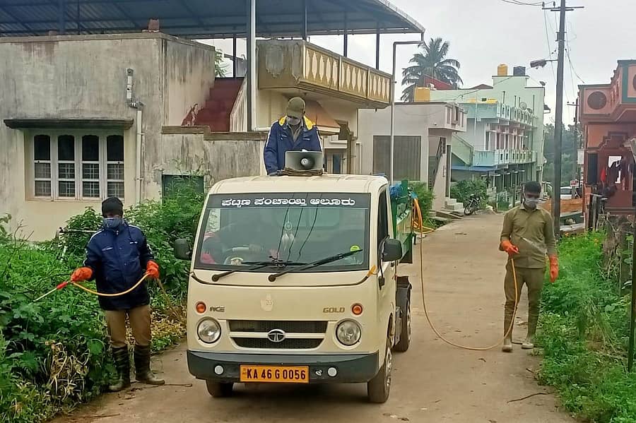 ಆಲೂರು ಪಟ್ಟಣ ಪಂಚಾಯಿತಿ ವ್ಯಾಪ್ತಿಯಲ್ಲಿ ಡೆಂಗ್ಯೂ ಹಿನ್ನೆಲೆಯಲ್ಲಿ ಕ್ರಿಮಿನಾಶಕ ಸಿಂಪಡಿಸಲಾಗುತ್ತಿದೆ.
