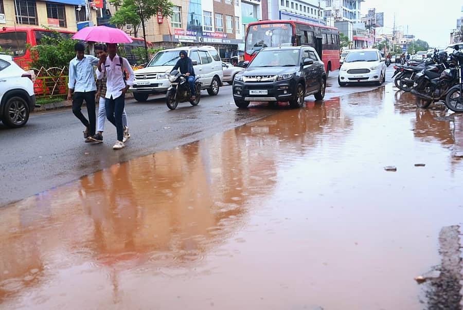 ಸತತ ಮಳೆಗೆ ಬೀದರ್ನ ಕೇಂದ್ರ ಬಸ್ ನಿಲ್ದಾಣ ಎದುರಿನ ಉದಗೀರ್ ರಸ್ತೆಯಲ್ಲಿ ಶನಿವಾರ ಅಪಾರ ನೀರು ಸಂಗ್ರಹಗೊಂಡಿದ್ದರಿಂದ ವಾಹನ ಸಂಚಾರಕ್ಕೆ ತೊಡಕಾಯಿತು
