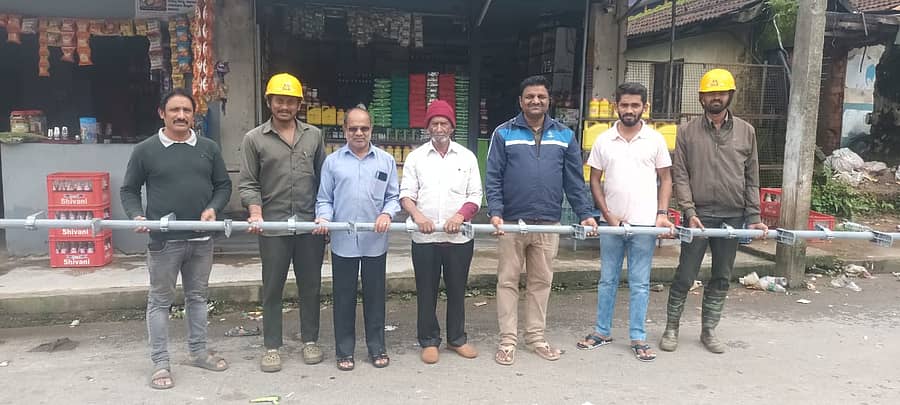 ನಮ್ಮೂರು ಕೊಟ್ಟಿಗೆಹಾರ ವಾಟ್ಸ್ಆ್ಯಪ್ ಗ್ರೂಪ್ ವತಿಯಿಂದ ಮೆಸ್ಕಾಂ ಸಿಬ್ಬಂದಿಗೆ ಅಲ್ಯುಮಿನಿಯಂ ಏಣಿಯನ್ನು ಕೊಡುಗೆಯಾಗಿ ನೀಡಲಾಯಿತು