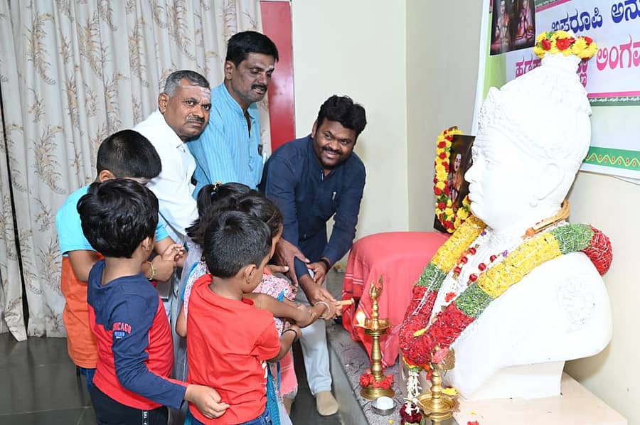 ಬಸವಣ್ಣ ಅವರ ಪುತ್ಥಳಿಗೆ ಹಾಗೂ ಹಡಪದ ಅಪ್ಪಣ್ಣ ಅವರ ಭಾವಚಿತ್ರಕ್ಕೆ ಪುಷ್ಪನಮನ ಸಲ್ಲಿಸಲಾಯಿತು.