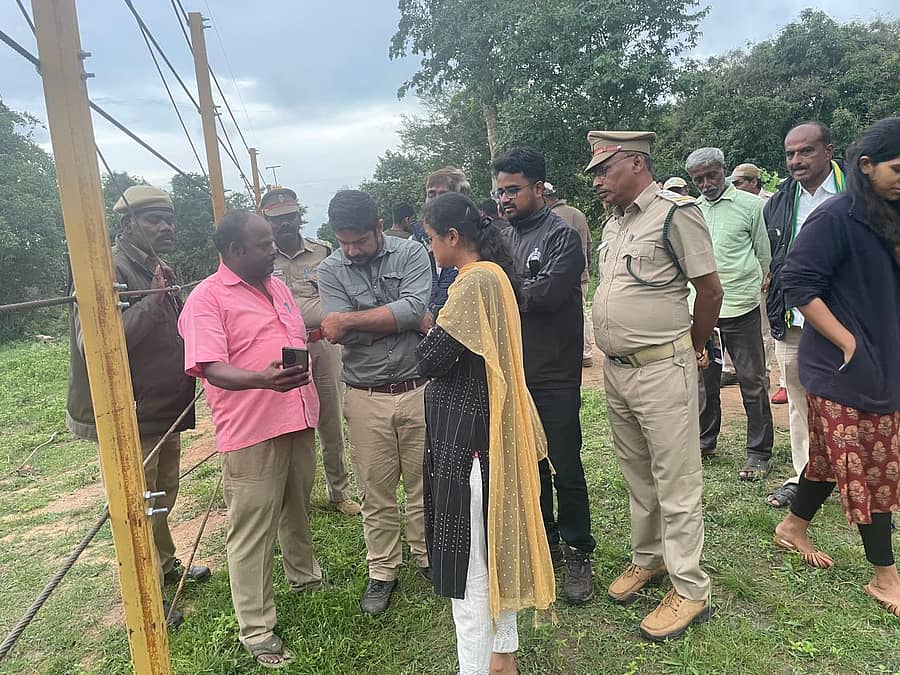 ಆನೇಕಲ್‌ ಸಮೀಪದ ತಮಿಳುನಾಡಿನ ಜವಳಗೆರೆಯಲ್ಲಿ ಕರ್ನಾಟಕ ಮತ್ತು ತಮಿಳುನಾಡಿನ ಅರಣ್ಯ ಇಲಾಖೆಯ ಅಧಿಕಾರಿಗಳು ಮಾತುಕತೆ ನಡೆಸಿದರು