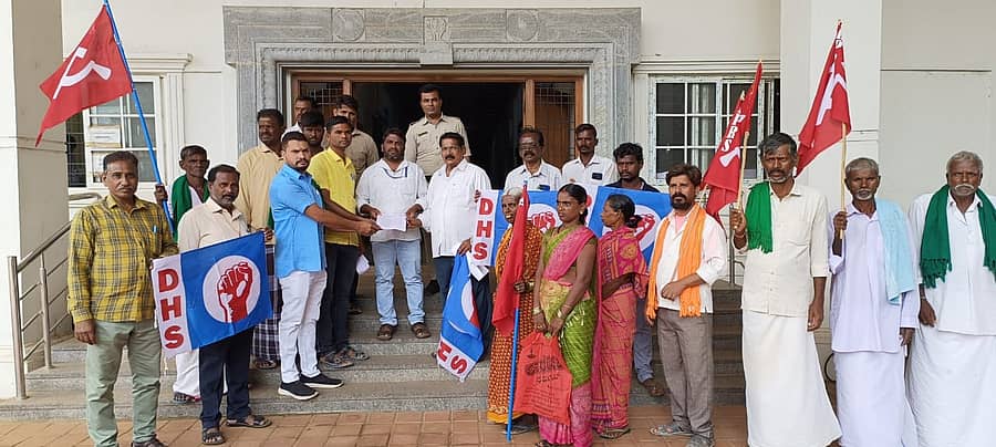 ಹೊಸಪೇಟೆಯ ಜಿಲ್ಲಾಧಿಕಾರಿ ಕಚೇರಿ ಬಳಿ ಶನಿವಾರ ವಿವಿಧ ಸಂಘಟನೆಗಳ ಪದಾಧಿಕಾರಿಗಳು ರೈತರ ಹಲವು ಬೇಡಿಕೆಗಳನ್ನು ಈಡೇರಿಸಲು ಆಗ್ರಹಿಸಿ ಸಂಸದರಿಗೆ ಮನವಿ ಕಳುಹಿಸಿಕೊಟ್ಟರು –ಪ್ರಜಾವಾಣಿ ಚಿತ್ರ