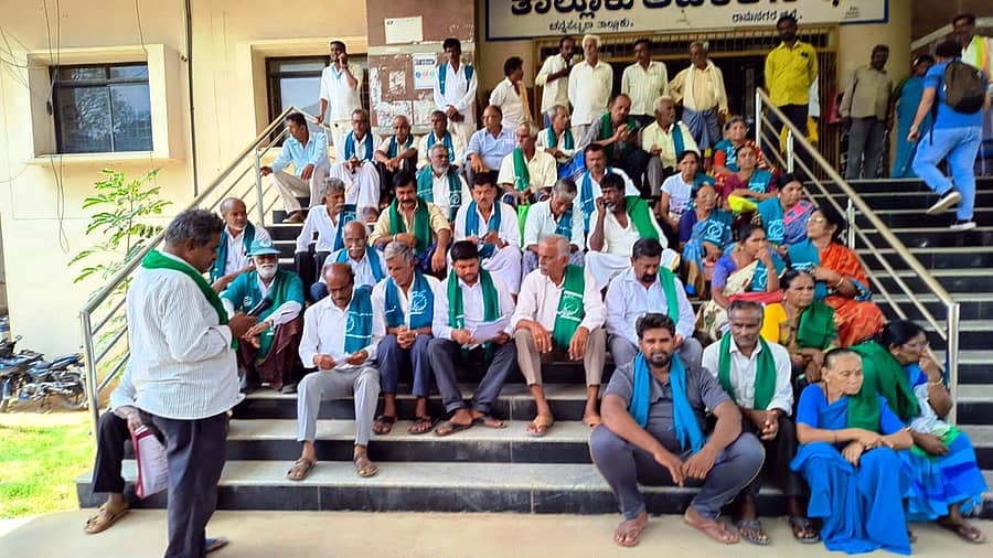 ಚನ್ನಪಟ್ಟಣ ತಾಲ್ಲೂಕು ಕಚೇರಿ ಎದುರು ರೈತಸಂಘದ ತಾಲ್ಲೂಕು ಘಟಕದ ಪದಾಧಿಕಾರಿಗಳು ಪ್ರತಿಭಟನೆ ನಡೆಸಿ ರಾಮನಗರ ಜಿಲ್ಲೆ ಹೆಸರನ್ನು ಬದಲಾವಣೆ ಮಾಡುವುದನ್ನು ಖಂಡಿಸಿದರು