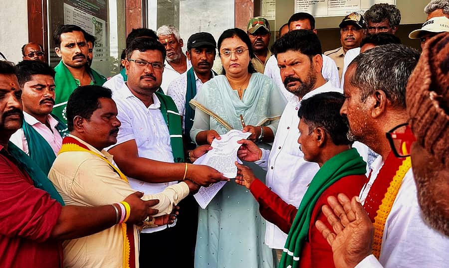 ಕನಕಪುರದಲ್ಲಿ ರಾಜ್ಯ ರೈತ ಸಂಘದ ನೇತೃತ್ವದಲ್ಲಿ ವಿವಿಧ ಸಂಘಟನೆ ಮುಖಂಡರು ರಾಮನಗರ ಜಿಲ್ಲೆ ಹೆಸರನ್ನು ಬದಲಿಸದಂತೆ ಒತ್ತಾಯಿಸಿ ತಹಶೀಲ್ದಾರ್ ಗೆ ಮನವಿ ಪತ್ರ ಸಲ್ಲಿಸಿದರು