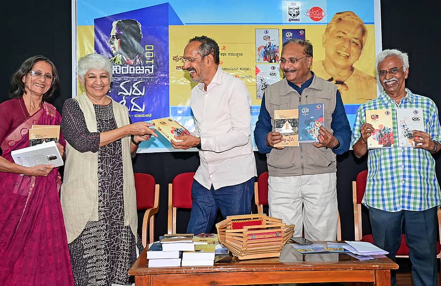 ಕಾರ್ಯಕ್ರಮದಲ್ಲಿ ಬಿ. ಸುರೇಶ್ (ಮಧ್ಯದಲ್ಲಿರುವರು) ಅವರು ‘ಧ್ವನಿ ನಿರಂಜನ ಕಥಾ ಸಮುಚ್ಛಯ–1’, ‘ಧ್ವನಿ ನಿರಂಜನ ಕಥಾ ಸಮುಚ್ಛಯ–2’, ‘ಕನಸು’ ಹಾಗೂ ‘ಮೃತ್ಯುಂಜಯ’ ಪುಸ್ತಕಗಳನ್ನು ಬಿಡುಗಡೆ ಮಾಡಿದರು. (ಎಡದಿಂದ) ಕ್ರಿಯಾ ಮಾಧ್ಯಮದ ಕೆ.ಎಸ್ ವಿಮಲಾ, ತೇಜಸ್ವಿನಿ ನಿರಂಜನ, ಬಿ.ಆರ್. ಮಂಜುನಾಥ್ ಮತ್ತು ವಸಂತರಾಜ ಎನ್.ಕೆ ಉಪಸ್ಥಿತರಿದ್ದರು -ಪ್ರಜಾವಾಣಿ ಚಿತ್ರ