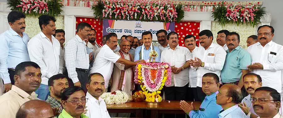 ಸರ್ಕಾರಿ ನೌಕರರ 7 ನೇ ವೇತನ ಆಯೋಗದ ವರದಿ ಜಾರಿ ಸೇರಿ ವಿವಿಧ ಬೇಡಿಕೆಗಳ ಒತ್ತಾಯಿಸಿ ಚಿಕ್ಕಮಗಳೂರಿನಲ್ಲಿ ನಡೆದ ರಾಜ್ಯ ಕಾರ್ಯಕಾರಿಣಿ ಸಭೆಯ ಕಾರ್ಯಕ್ರಮವನ್ನು ಹಿರೇಮಗಳೂರು ಕಣ್ಣನ್, ಸರ್ಕಾರಿ ನೌಕರ ಸಂಘದ ರಾಜ್ಯ ಘಟಕದ ಅಧ್ಯಕ್ಷ ಷಡಕ್ಷರಿ ಉದ್ಘಾಟಿಸಿದರು