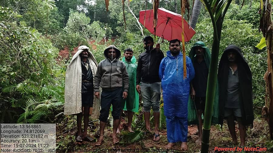 ಬಿಚಗೋಡು ಗುಡ್ಡ ಕುಸಿತ ಪ್ರದೇಶಕ್ಕೆ ಶುಕ್ರವಾರ ಕಂದಾಯ ಇಲಾಖೆ ಅಧಿಕಾರಿಗಳು ಭೇಟಿ ನೀಡಿದರು