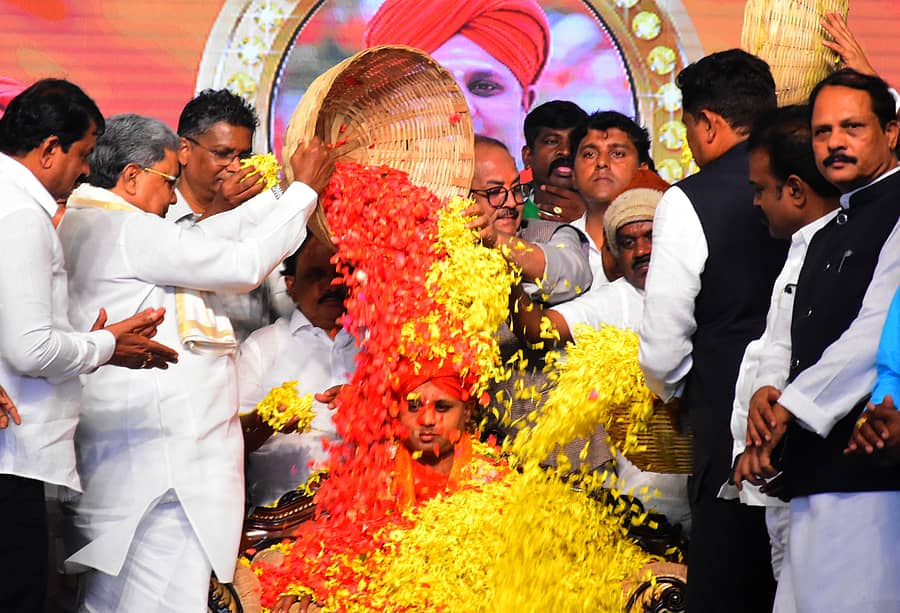 ಚಿತ್ರದುರ್ಗದಲ್ಲಿ ನಡೆದ ದೀಕ್ಷಾ ರಜತ ಮಹೋತ್ಸವದಲ್ಲಿ ಭೋವಿ ಗುರುಪೀಠದ ಪೀಠಾಧ್ಯಕ್ಷ ಇಮ್ಮಡಿ ಸಿದ್ದರಾಮೇಶ್ವರ ಶ್ರೀಗಳ ಮೇಲೆ ಮುಖ್ಯಮಂತ್ರಿ ಸಿದ್ದರಾಮಯ್ಯ ಹೂವಿನ ಪಕಳೆಗಳನ್ನು ಸುರಿಸಿದರು. ಸಚಿವರಾದ ಸತೀಶ್ ಜಾರಕಿಹೊಳಿ, ಶಿವರಾಜ ತಂಗಡಗಿ ಹಾಗೂ ಡಿ.ಸುಧಾಕರ್ ಉಪಸ್ಥಿತರಿದ್ದರು