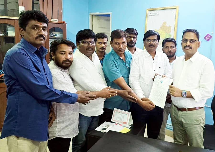 ಬಿಎಸ್ಪಿ ಮುಖಂಡರು ಬೀದರ್ನಲ್ಲಿ ಹೆಚ್ಚುವರಿ ಜಿಲ್ಲಾಧಿಕಾರಿ ಶಿವಕುಮಾರ ಶೀಲವಂತ ಅವರಿಗೆ ಮನವಿ ಪತ್ರ ಸಲ್ಲಿಸಿದರು
