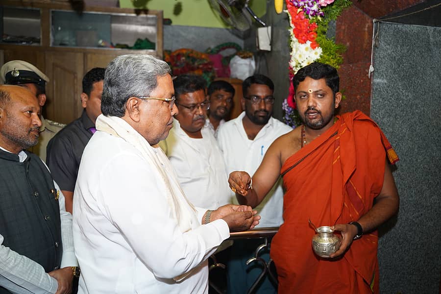 ರಾಮನಗರದ ಚಾಮುಂಡೇಶ್ವರಿ ದೇವಾಲಯಕ್ಕೆ ಮುಖ್ಯಮಂತ್ರಿ ಸಿದ್ದರಾಮಯ್ಯ ಅವರು ಭೇಟಿ ನೀಡಿ ದೇವಿಯ ದರ್ಶನ ಪಡೆದರು. ಶಾಸಕ ಎಚ್‌.ಎ. ಇಕ್ಬಾಲ್ ಹುಸೇನ್, ಕಾಂಗ್ರೆಸ್ ನಾಯಕ ಕೆ. ಶೇಷಾದ್ರಿ ಶಶಿ, ಮುಖಂಡ ಸೋಮಶೇಖರ್ ಹಾಗೂ ಇತರರು ಇದ್ದಾರೆ