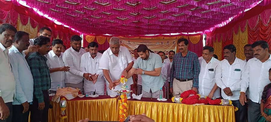 ನಂಜನಗೂಡು ತಾಲ್ಲೂಕಿನ ಕಂದೆಗಾಲ ಗ್ರಾಮದಲ್ಲಿ ಶನಿವಾರ ಪಶುಸಂಗೋಪನೆ ಸಚಿವ ಕೆ.ವೆಂಕಟೇಶ್ ಪಶುಚಿಕಿತ್ಸಾ ಆಸ್ಪತ್ರೆಯನ್ನು ಉದ್ಘಾಟಿಸಿದರು. ಶಾಸಕ ದರ್ಶನ್ ಧ್ರುವನಾರಾಯಣ ಭಾಗವಹಿಸಿದ್ದರು