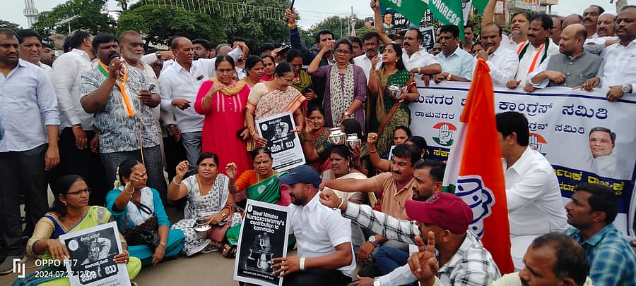 ಕೇಂದ್ರ ಸರ್ಕಾರವು ಬಜೆಟ್‌ನಲ್ಲಿ ಕರ್ನಾಟಕಕ್ಕೆ ಬಿಡಿಗಾಸು ನೀಡದೆ ಅನುದಾನ ನೀಡದೆ ಅನ್ಯಾಯ ಮಾಡಿದೆ ಎಂದು ಆರೋಪಿಸಿ, ಕಾಂಗ್ರೆಸ್‌ ಕಾರ್ಯಕರ್ತರು ನಗರದಲ್ಲಿ ಶನಿವಾರ ಪ್ರತಿಭಟನೆ ನಡೆಸಿದರು. ಶಾಸಕ ಎಚ್‌.ಎ. ಇಕ್ಬಾಲ್ ಹುಸೇನ್ ಸೇರಿದಂತೆ ಪಕ್ಷದ ಮುಖಂಡರು ಇದ್ದಾರೆ