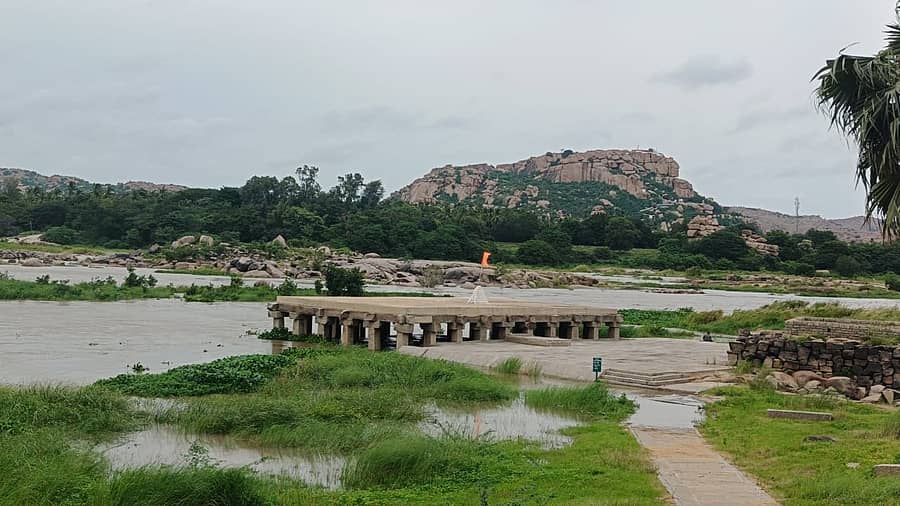 ಹಂಪಿಯ ತುಂಗಭದ್ರಾ ನದಿಯ ನೀರಲ್ಲಿ ಅರ್ಧದಷ್ಟು ಮುಳುಗಿರುವ ಪುರಂದರ ಮಂಟಪ
–ಪ್ರಜಾವಾಣಿ ಚಿತ್ರ