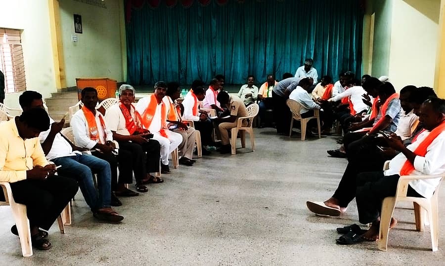 ಕನಕಪುರದಲ್ಲಿ ಬಿಜೆಪಿ ಕಾರ್ಯಕರ್ತ ಮುಖಂಡರನ್ನು ಬಂಧಿಸಿ ರೋಟರಿ ಭವನದಲ್ಲಿ ಇರಿಸಲಾಗಿತ್ತು