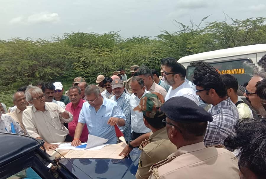 ಆಂಧ್ರ ಪ್ರದೇಶ ಮತ್ತು ಕರ್ನಾಟಕದ ಗಡಿಗೆ ಹೊಂದಿಕೊಂಡಿರುವ 7 ಬಿ–1 ವರ್ಗದ ಗಣಿಗಳಿಗೆ ಭೇಟಿ ನೀಡಿದ್ದ ಕೇಂದ್ರ ಉನ್ನತಾಧಿಕಾರ ಸಮಿತಿಯ ಸದಸ್ಯರು ನಕ್ಷೆಗಳನ್ನು ಪರಿಶೀಲನೆ ನಡೆಸಿದರು.