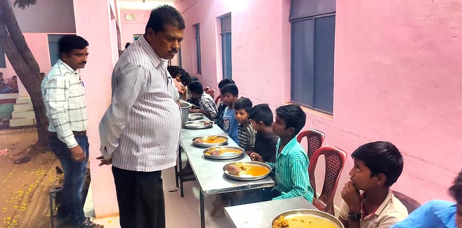 ಮೊಳಕಾಲ್ಮುರಿನ ಬಿಸಿಎಂ ವಿದ್ಯಾರ್ಥಿ ನಿಲಯಕ್ಕೆ ಬುಧವಾರ ರಾತ್ರಿ ತಹಶೀಲ್ದಾರ್ ಟಿ. ಜಗದೀಶ್ ದಿಢೀರ್ ಭೇಟಿ ನೀಡಿ ಪರಿಶೀಲನೆ ನಡೆಸಿದರು.