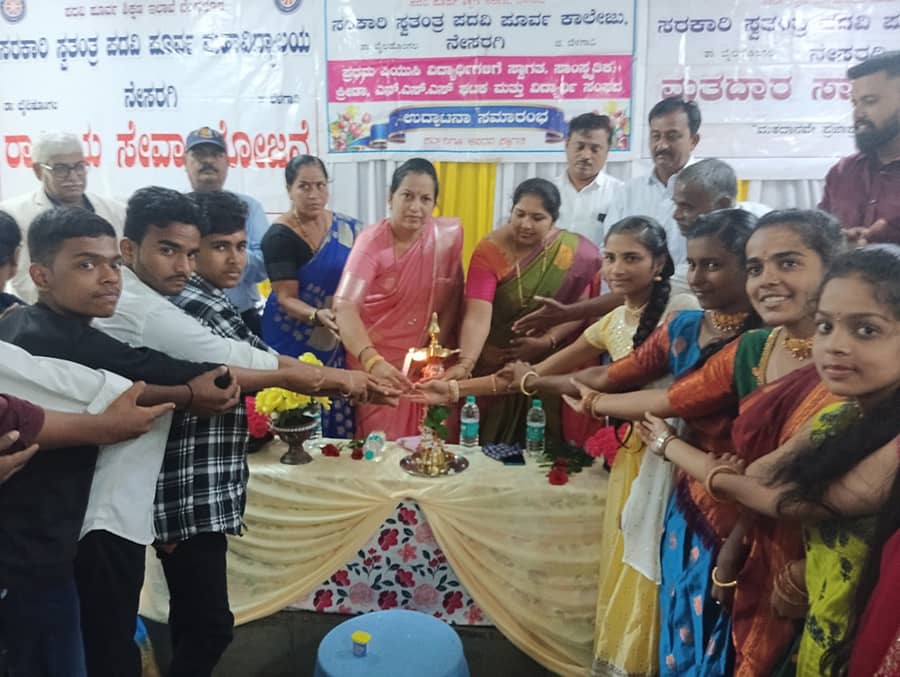 ನೇಸರಗಿಯ ಸರ್ಕಾರಿ ಪದವಿ ಪೂರ್ವ ಮಹಾವಿದ್ಯಾಲಯದಲ್ಲಿ ನಡೆದ ಪ್ರಥಮ ಪಿಯುಸಿ ವಿದ್ಯಾರ್ಥಿಗಳಿಗೆ ಸ್ವಾಗತ, ಕ್ರೀಡೆ, ಸಾಂಸ್ಕೃತಿಕ, ಎನ್‌ಎಸ್‌ಎಸ್ ವಿದ್ಯಾರ್ಥಿಗಳ ಸಂಘ ಉದ್ಘಾಟನೆಯನ್ನು ಕೆಪಿಸಿಸಿ ಸದಸ್ಯೆ ರೋಹಿಣಿ ಪಾಟೀಲ ನೆರವೇರಿಸಿದರು
