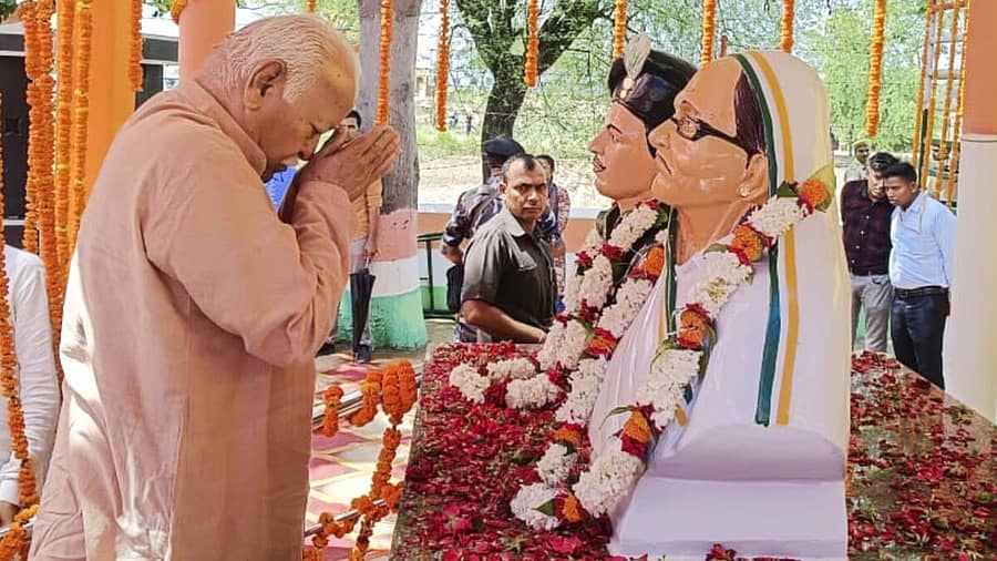 <div class="paragraphs"><p>ಹುತಾತ್ಮ ಯೋಧ ಅಬ್ದುಲ್ ಹಮೀದ್ ಅವರಿಗೆ ಗೌರವ ನಮನ ಸಲ್ಲಿಸಿದ ಮೋಹನ್ ಭಾಗವತ್</p></div>