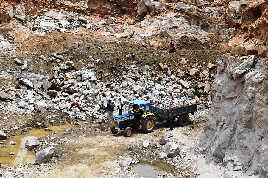 ಮಂಡ್ಯ ಜಿಲ್ಲೆ ಪಾಂಡವಪುರ ತಾಲ್ಲೂಕಿನ ಬೇಬಿ ಬೆಟ್ಟದಲ್ಲಿ ನಡೆಸಿದ ಕಲ್ಲು ಗಣಿಗಾರಿಕೆ ದೃಶ್ಯ (ಸಂಗ್ರಹ ಚಿತ್ರ)