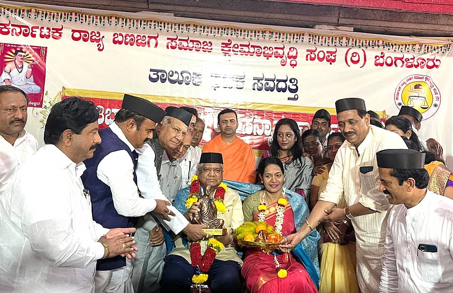 ಸವದತ್ತಿಯಲ್ಲಿ ಬಣಜಿಗ ಕ್ಷೇಮಾಭಿವೃದ್ಧಿ ಸಂಘದಿಂದ ಸಂಸದ ಜಗದೀಶ ಶೆಟ್ಟರ ದಂಪತಿಯನ್ನು ಸನ್ಮಾನಿಸಲಾಯಿತು