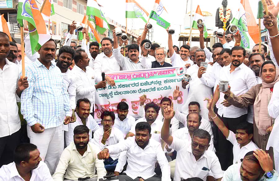 ಯಾದಗಿರಿ ಜಿಲ್ಲಾ ಕಾಂಗ್ರೆಸ್ ಕಾರ್ಯಕರ್ತರು ನಗರದ ನೇತಾಜಿ ಶುಭಾಶ್ಚಂದ್ರಬೋಸ್‌ ವೃತ್ತದಲ್ಲಿ ಶನಿವಾರ ಖಾಲಿ ಚೊಂಬು ಪ್ರದರ್ಶಿಸಿ ಪ್ರತಿಭಟನೆ ನಡೆಸಿದರು