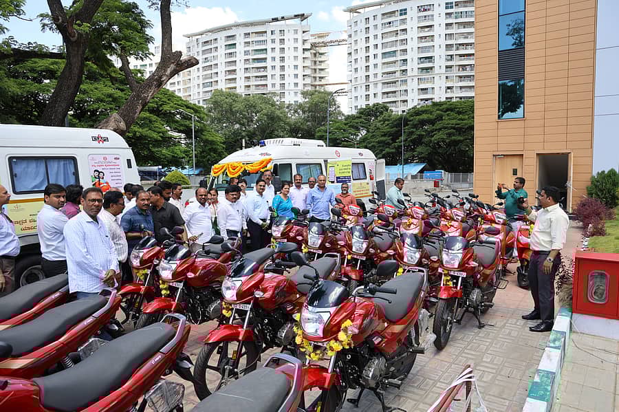 ದಕ್ಷಿಣ ಕನ್ನಡ ಮತ್ತು ಬಳ್ಳಾರಿ ಜಿಲ್ಲೆಗಳ ಏಡ್ಸ್‌ ಪ್ರತಿಬಂಧಕ ಘಟಕಗಳಿಗೆ ‘ಮೊಬೈಲ್‌ ಐಸಿಟಿಸಿ ವ್ಯಾನ್‌’ಗಳನ್ನು ಮತ್ತು ಎಲ್ಲ ಜಿಲ್ಲೆಗಳಿಗೆ ತಲಾ ಒಂದರಂತೆ ದ್ವಿಚಕ್ರವಾಹನಗಳನ್ನು ಬುಧವಾರ ವಿತರಿಸಲಾಯಿತು.