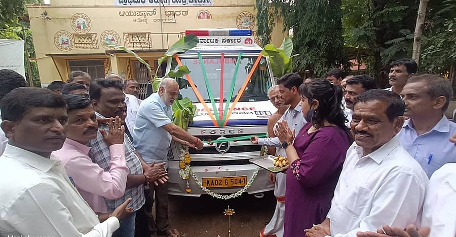 ಶಿರಸಿ ತಾಲ್ಲೂಕಿನ ಬನವಾಸಿ ಭಾಗಕ್ಕೆ ನೂತನವಾಗಿ ಮಂಜೂರಾದ ಆರೋಗ್ಯ ಕವಚ 108 ಅಂಬ್ಯುಲೆನ್ಸ್ಗೆ ಶಾಸಕ ಶಿವರಾಮ ಹೆಬ್ಬಾರ್ ಚಾಲನೆ ನೀಡಿದರು. ರೂಪಾ ನಾಯ್ಕ, ಬಸವರಾಜ ದೊಡ್ಮನಿ, ದ್ಯಾಮಣ್ಣ ದೊಡ್ಮನಿ ಇದ್ದರು