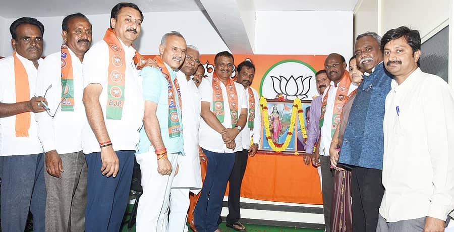 ತುಮಕೂರಿನಲ್ಲಿ ಶನಿವಾರ ನಡೆದ ಬಿಜೆಪಿ ಕಾರ್ಯಕಾರಿಣಿಯಲ್ಲಿ ಮಾಜಿ ಸಂಸದ ಜಿ.ಎಸ್.ಬಸವರಾಜು, ಶಾಸಕ ಬಿ.ಸುರೇಶ್‌ಗೌಡ, ಬಿಜೆಪಿ ಜಿಲ್ಲಾ ಘಟಕದ ಅಧ್ಯಕ್ಷ ಎಚ್.ಎಸ್.ರವಿಶಂಕರ್, ಪದಾಧಿಕಾರಿಗಳಾದ ಬ್ಯಾಟರಂಗೇಗೌಡ, ಸಾಗರನಹಳ್ಳಿ ವಿಜಯಕುಮಾರ್‌, ಎಸ್‌.ಡಿ.ದಿಲೀಪ್‌ಕುಮಾರ್‌, ವೆಂಕಟೇಶ್‌, ಆರ್‌.ಅಂಬಿಕಾ ಇತರರು ಹಾಜರಿದ್ದರು