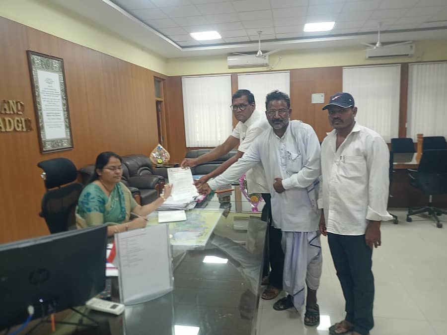 ಯರಗೋಳ ಗ್ರಾಮದಲ್ಲಿ ಜೆಜೆಎಂ ಕಾಮಗಾರಿ ಕಳಪೆಯಾಗಿದೆ ಎಂದು ಆರೋಪಿಸಿ ಸ್ಥಳೀಯ ಕಾಂಗ್ರೆಸ್ ಮುಖಂಡರು ಮಂಗಳವಾರ ಜಿಲ್ಲಾಧಿಕಾರಿಗೆ ಮನವಿ ಸಲ್ಲಿಸಿದರು