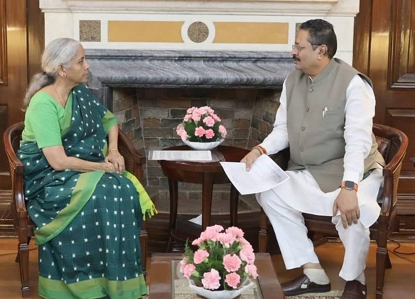 ವಿಜಯಪುರ ಶಾಸಕ ಬಸನಗೌಡ ಪಾಟೀಲ ಯತ್ನಾಳ ಅವರು ಬುಧವಾರ ನವದೆಹಲಿಯಲ್ಲಿ ಕೇಂದ್ರ ಹಣಕಾಸು ಸಚಿವೆ ನಿರ್ಮಲಾ ಸೀತಾರಾಮನ್ ಅವರನ್ನು ಭೇಟಿ ಮಾಡಿ, ಚರ್ಚಿಸಿದರು