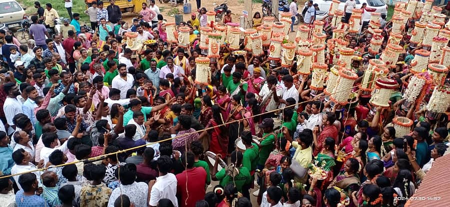 ಶ್ರೀಪಟಾಲಮ್ಮದೇವಿ ಉತ್ಸವದಲ್ಲಿ ಮಹಿಳೆಯರು ತಂಬಿಟ್ಟು ಆರತಿ ಹೊತ್ತು ಸಾಗಿದರು