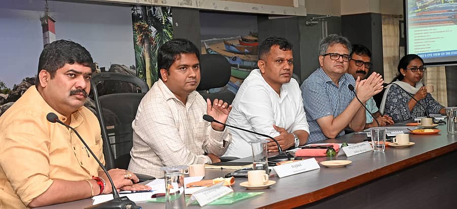 ಸಭೆಯಲ್ಲಿ ಶಾಸಕ ಡಿ.ವೇದವ್ಯಾಸ ಕಾಮತ್, ಮುಲ್ಲೈ ಮುಗಿಲನ್ ಎಂ.ಪಿ., ಕ್ಯಾ.ಬ್ರಿಜೇಶ್ ಚೌಟ, ಅರುಣ್ ಕುಮಾರ್ ಚತುರ್ವೇದಿ, ಮೇಯರ್ ಸುಧೀರ್ ಶೆಟ್ಟಿ ಕಣ್ಣೂರು, ವಿಜಯಾ ಭಾಗವಹಿಸಿದ್ದರು– ಪ್ರಜಾವಾಣಿ ಚಿತ್ರ