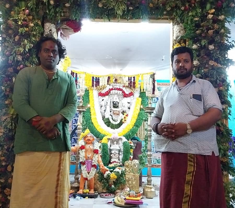 ಕರಗ ಮಹೋತ್ಸವದ ಅಂಗವಾಗಿ, ರಾಮನಗರದ ಮಂಡಿಪೇಟೆಯಲ್ಲಿರುವ ಬನ್ನಿ ಮಹಾಂಕಾಳಿ ಅಮ್ಮನವರ ದೇವಾಲಯವನ್ನು ಸಿಂಗರಿಸಲಾಗಿದೆ. ಕರಗಧಾರಕ ಆರ್.ಎನ್. ಯೋಗೇಶ್ ಹಾಗೂ ದೇವಾಲಯದ ಅರ್ಚಕ ಎಂ.ಎಸ್. ವಿನಯಕುಮಾರ್ ಇದ್ದಾರೆ