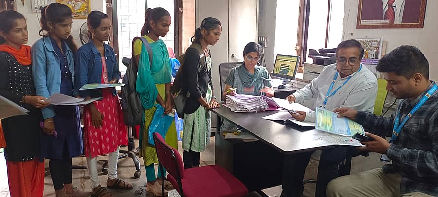 ಬೆಳಗಾವಿಯ ಸರ್ಕಾರಿ ಪ್ರಥಮ ದರ್ಜೆ ಮಹಿಳಾ ಕಾಲೇಜಿನಲ್ಲಿ ಬಿ.ಎ, ಬಿ.ಕಾಂ ಕೋರ್ಸ್ಗಳ ಪ್ರವೇಶಕ್ಕಾಗಿ ಸರದಿ ಸಾಲಿನಲ್ಲಿ ವಿದ್ಯಾರ್ಥಿಗಳು ನಿಂತಿರುವುದು– ಪ್ರಜಾವಾಣಿ ಚಿತ್ರ