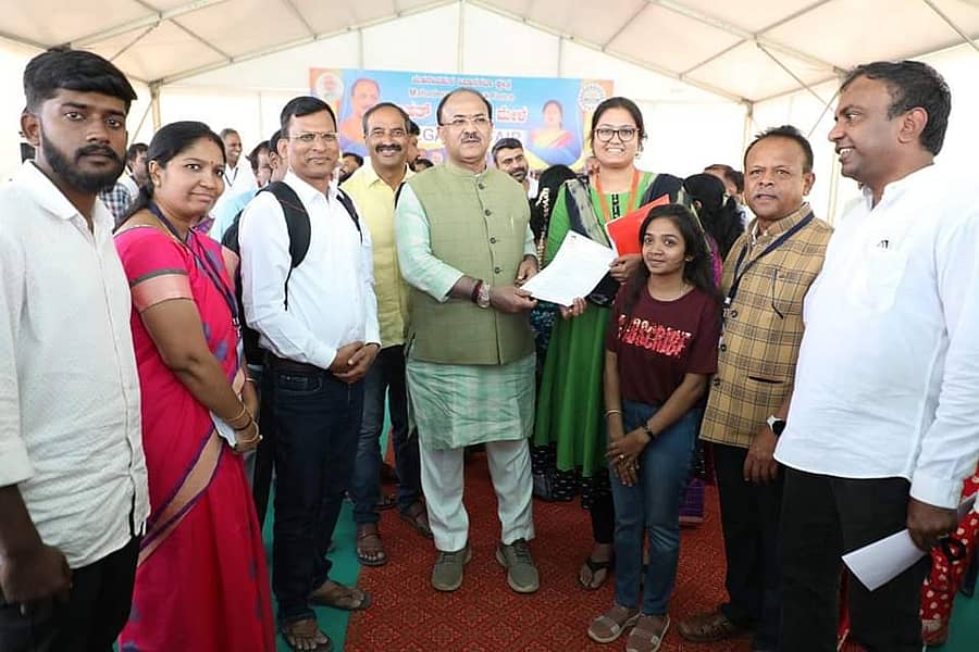 ವಿವಿಧ ಕಂಪನಿಗಳಿಗೆ ನೇಮಕಗೊಂಡವರಿಗೆ ಮಹದೇವಪುರ ಟಾಸ್ಕ್ ಫೋರ್ಸ್ ಅಧ್ಯಕ್ಷ ಅರವಿಂದ ಲಿಂಬಾವಳಿ ಅವರು ನೇಮಕಾತಿ ಪತ್ರ ನೀಡಿದರು.