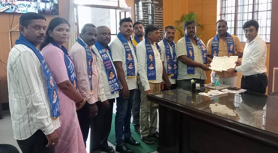 ತಮಿಳುನಾಡಿನ ಬಿಎಸ್ಪಿ ರಾಜ್ಯ ಘಟಕದ ಅಧ್ಯಕ್ಷ ಕೆ. ಆರ್ಮ್ ಸ್ಟ್ರಾಂಗ್ ಹತ್ಯೆ ತನಿಖೆಯನ್ನು ಸಿಬಿಐಗೆ ವಹಿಸಬೇಕು ಎಂದು ಒತ್ತಾಯಿಸಿ, ಪಕ್ಷದ ರಾಜ್ಯ ಕಾರ್ಯದರ್ಶಿ ಎಂ. ನಾಗೇಶ್ ನೇತೃತ್ವದಲ್ಲಿ ಪಾಧಿಕಾರಿಗಳು ಜಿಲ್ಲಾಧಿಕಾರಿ ಯಶವಂತ್ ವಿ. ಗುರುಕರ್ ಅವರಿಗೆ ಮನವಿ ಸಲ್ಲಿಸಿದರು