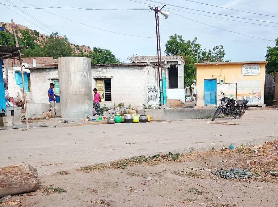 ಸಿಂಧನೂರು ತಾಲ್ಲೂಕಿನ ಸಾಲಗುಂದಾ ಗ್ರಾಮದಲ್ಲಿ ಟ್ಯಾಂಕ್ ಬಳಿ ಕೊಡಗಳನ್ನು ಇಟ್ಟಿರುವ ದೃಶ್ಯ