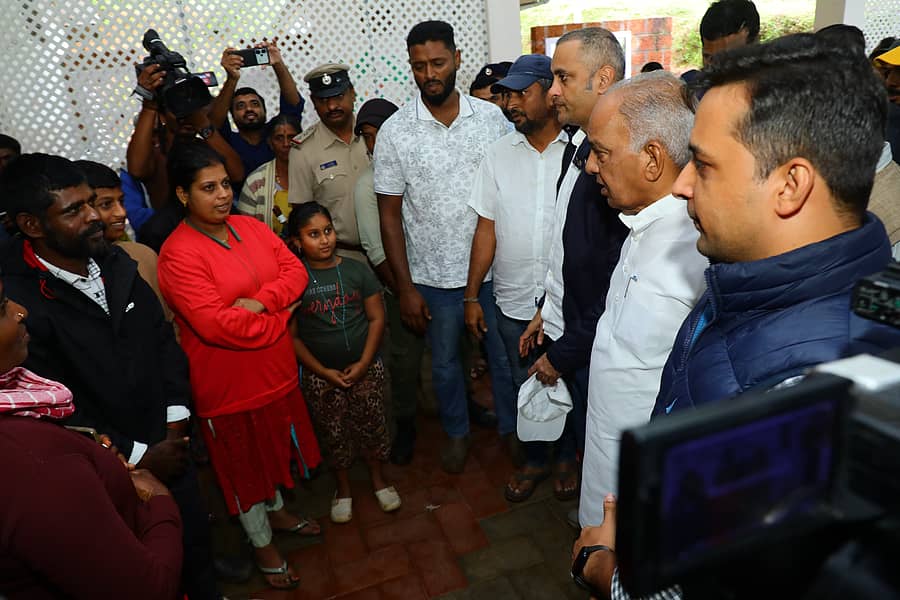 ಕೊಡಗು ಜಿಲ್ಲಾ ಉಸ್ತುವಾರಿ ಸಚಿವ ಎನ್.ಎಸ್.ಭೋಸರಾಜು ಅವರು ಶನಿವಾರ ಸಿದ್ದಾಪುರದ ಕಾಳಜಿ ಕೇಂದ್ರಕ್ಕೆ ಭೇಟಿ ನೀಡಿ ಸಂತ್ರಸ್ತರ ಯೋಗಕ್ಷೇಮ ವಿಚಾರಿಸಿದರು