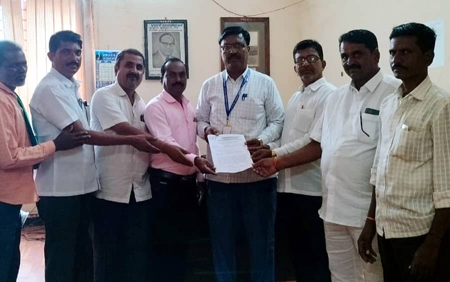 ರಾಮದುರ್ಗದಲ್ಲಿ ಬುಧವಾರ ನ್ಯಾಶನಲ್ ಹ್ಯೂಮನ್ ರೈಟ್ಸ್ ಸಂಸ್ಥೆಯ ಪದಾಧಿಕಾರಿಗಳು ರೈತರಿಗೆ ಸಂದಾಯವಾಗುವ ಹಣವನ್ನು ಅವರಿಗೆ ನೀಡಬೇಕು ಎಂದು ತಹಶೀಲ್ದಾರ್ ಸಂಜಯ ಕಾತೇದಾರ ಅವರಿಗೆ ಮನವಿ ಸಲ್ಲಿಸಿದರು