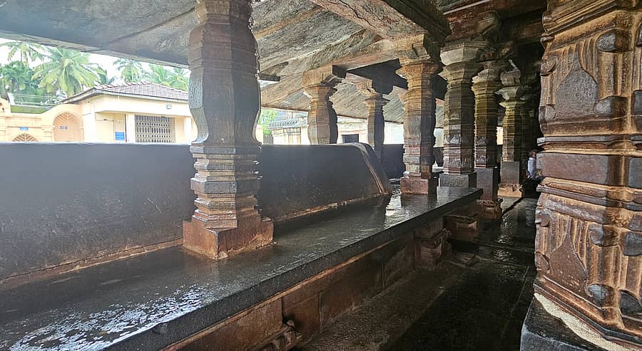 ಮಳೆಗಾಲದ ವೇಳೆ ಮಳೆನೀರಿನಿಂದ ಸಂಪೂರ್ಣ ಒದ್ದೆಯಾಗಿರುವ ಶಿರಸಿ ತಾಲ್ಲೂಕಿನ ಬನವಾಸಿಯ ಶಿಲಾಮಯ ಮಧುಕೇಶ್ವರ ದೇವಾಲಯದ ಒಳ ಆವರಣ