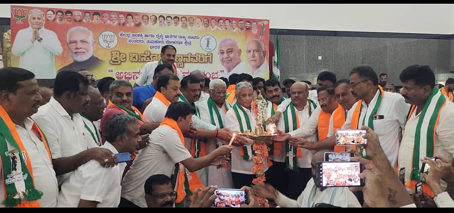 <div class="paragraphs"><p>ಗುಬ್ಬಿ ತಾಲ್ಲೂಕಿನ ಹೊರವಲಯದ ಹೇರೂರಿನಲ್ಲಿ ಅಭಿನಂದನಾ ಸಮಾರಂಭಕ್ಕೆ ಚಾಲನೆ ನೀಡಿದ ಕೇಂದ್ರ ಸಚಿವ ವಿ ಸೋಮಣ್ಣ ಹಾಗೂ ಮಾಜಿ ಸಂಸದ ಜಿ.ಎಸ್ ಬಸವರಾಜು ಮತ್ತು ಇತರರು </p></div>