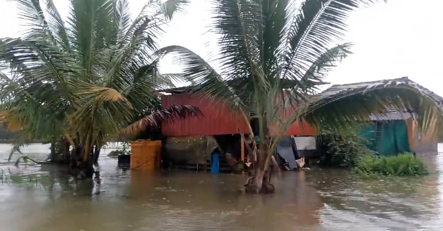ಉದ್ಯಾವರದಲ್ಲಿ ಮನೆಯೊಂದು ಜಲಾವೃತವಾಗಿರುವುದು