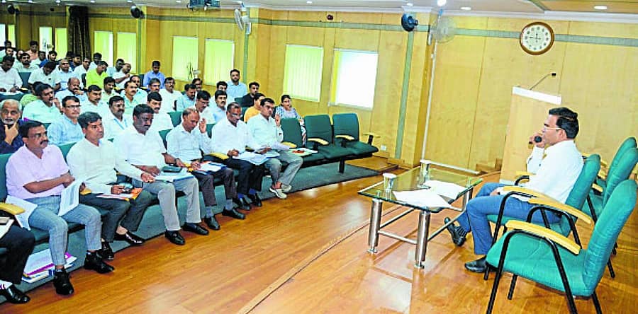 <div class="paragraphs"><p>ಬೆಂಗಳೂರು ಜಲಮಂಡಳಿ ಅಧ್ಯಕ್ಷ ರಾಮ್ಪ್ರಸಾತ್ ಮನೋಹರ್ ಅವರು ಮಂಡಳಿಯ ಹಿರಿಯ ಅಧಿಕಾರಿಗಳ ಜತೆ ಸೋಮವಾರ ಸಭೆ ನಡೆಸಿದರು</p></div>