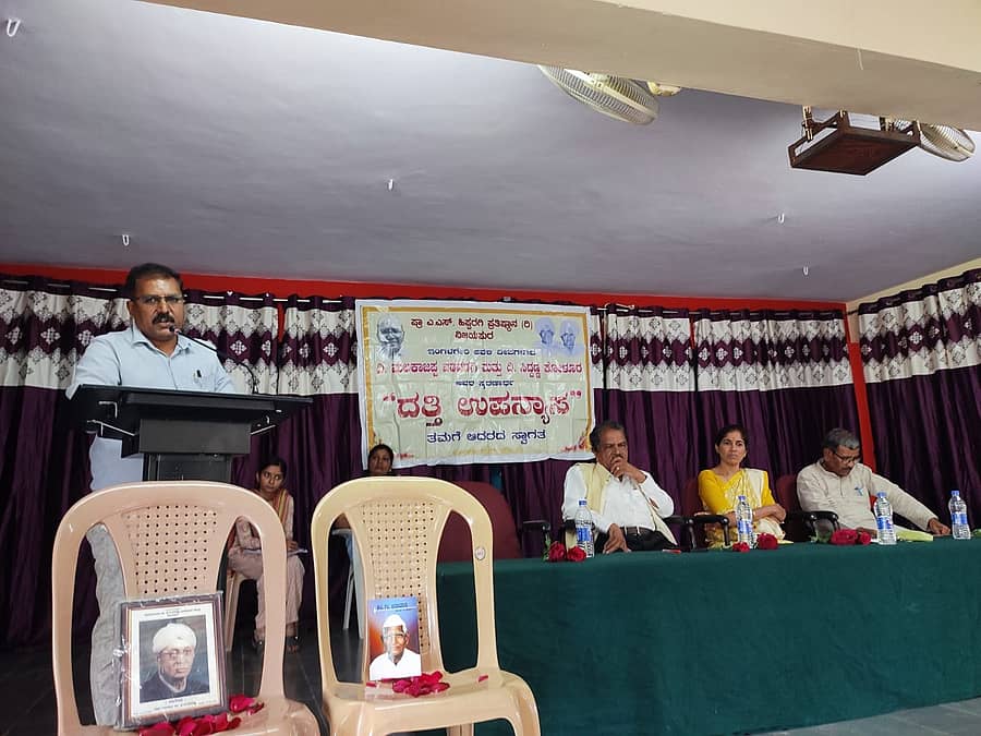 ವಿಜಯಪುರ ನಗರದಲ್ಲಿ ಎ.ಎಸ್.ಹಿಪ್ಪರಗಿ ಪ್ರತಿಷ್ಠಾನದಿಂದ ಶನಿವಾರ ಆಯೋಜಿಸಿದ್ದ ದತ್ತಿ ಉಪನ್ಯಾಸ ಕಾರ್ಯಕ್ರಮದಲ್ಲಿ ಪ್ರಾಧ್ಯಾಪಕ ರಮೇಶ ತೇಲಿ ಮಾತನಾಡಿದರು