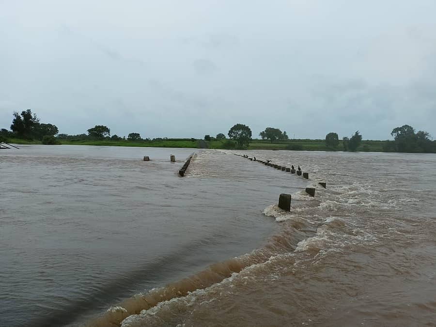 ಚಿಕ್ಕೋಡಿ ತಾಲ್ಲೂಕಿನಲ್ಲಿ ದೂಧಗಂಗಾ ನದಿಗೆ ಮಲಿಕವಾಡ– ದತ್ತವಾಡ ಸೇತುವೆಯು ಜಲಾವೃತಗೊಂಡಿದೆ