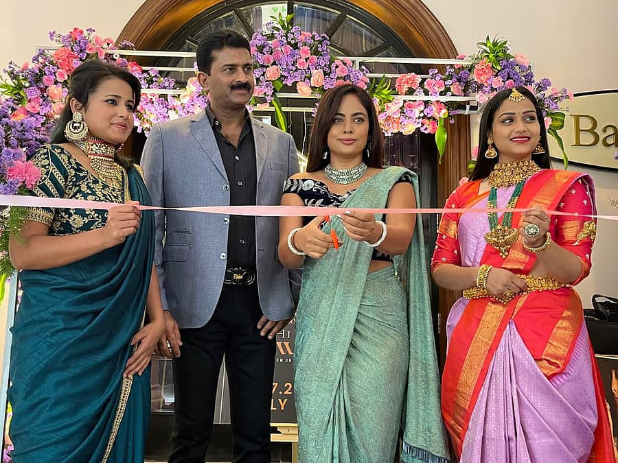 ಬೆಂಗಳೂರಿನ ತಾಜ್‌ ವೆಸ್ಟ್‌ ಎಂಡ್‌ ಹೋಟೆಲ್‌ನಲ್ಲಿ ಶುಕ್ರವಾರ ಹೈಲೈಫ್‌ ಜ್ಯುವೆಲ್ಸ್‌ ಆಯೋಜಿಸಿರುವ ಆಭರಣ ಪ್ರದರ್ಶನಕ್ಕೆ ನಟಿ ನಂದಿತಾ ಶ್ವೇತಾ ಚಾಲನೆ ನೀಡಿದರು. ಹೈಲೈಫ್‌ ಎಕ್ಸಿಬಿಷನ್‌ನ ವ್ಯವಸ್ಥಾಪಕ ನಿರ್ದೇಶಕ ಮತ್ತು ಸಿಇಒ ಅಬಿ ಪಿ. ಡೊಮಿನಿಕ್‌ ಮತ್ತು ರೂಪದರ್ಶಿಯರು ಹಾಜರಿದ್ದರು