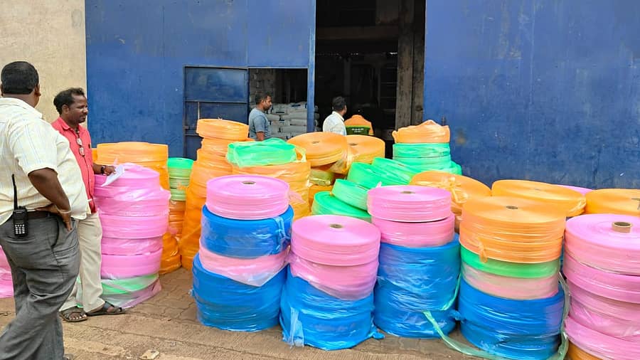 <div class="paragraphs"><p>15 ಟನ್‌ಗೂ ಹೆಚ್ಚು ನಿಷೇಧಿತ ಪ್ಲಾಸ್ಟಿಕ್ ವಶ</p></div>