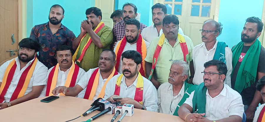 ಜಿಲ್ಲೆಗೆ ಮರುನಾಮಕರಣ ವಿರೋಧಿಸಿ, ರಾಮನಗರದ ಪ್ರವಾಸಿ ಮಂದಿರದಲ್ಲಿ ಕನ್ನಡಪರ ಹಾಗೂ ರೈತಪರ ಸಂಘಟನೆಗಳ ಮುಖಂಡರು ಸೋಮವಾರ ಸುದ್ದಿಗೋಷ್ಠಿ ನಡೆಸಿದರು. ಜಯ ಕರ್ನಾಟಕ ಜನಪರ ವೇದಿಕೆ ರಾಜ್ಯ ಸಲಹೆಗಾರ ಕುಮಾರಸ್ವಾಮಿ, ರೈತ ಸಂಘದ  ಮಲ್ಲಯ್ಯ, ಮುನಿರಾಜು, ಜೆಡಿಎಸ್ ವಕ್ತಾರ ನರಸಿಂಹಮೂರ್ತಿ ಹಾಗೂ ಇತರರು ಇದ್ದಾರೆ